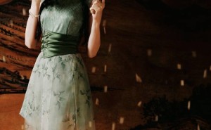 迪丽热巴的时尚秘籍：旗袍温婉如诗，蓬蓬裙甜美似洋娃娃