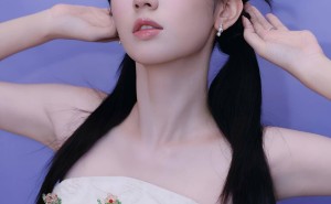 周也新造型爆火！双马尾配抹胸裙，清新少女感如何轻松get？