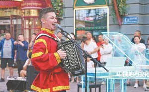 俄罗斯艺术团队中央大街演绎歌舞盛宴