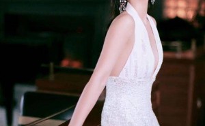宋茜派对白纱流苏裙，演绎动感与柔美并存的时尚韵律！