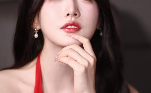 姜贞羽红裙造型惊艳，29岁轻熟气质诠释“氛围感”美学