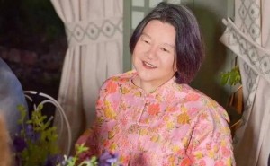 洪晃红衣绿裤自信爆棚，身材圆润却成“反容貌焦虑”典范！