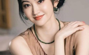 景甜演绎新中式风尚，卡其裙尽显东方诗意，引领时尚新潮流！