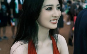 徐璐音乐节红装吸睛，深V吊带混搭牛仔，演绎性感随性新风尚