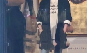 小S携家人亮相二女儿画展，消瘦身影惹人怜，许雅钧更显憔悴