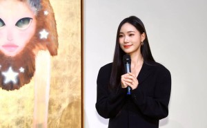 小S二女儿画展深情纪念大S，母女共赏画作泪眼相对