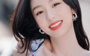 周也浅蓝造型大秀青春优雅，27岁时尚魅力如何藏得住？