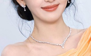 章若楠粉纱裙造型美出圈，轻盈身姿尽显仙女气质！