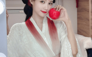 李一桐土耳其综艺趣事多，私服穿搭展现多样美貌！