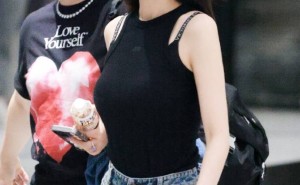 杨幂38岁再秀沙漏身材，露肩背心配阔腿裤，轻松演绎随性时尚风！