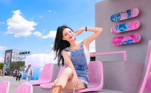 草莓音乐节拍照攻略：12个姿势解锁甜酷风尚，尽显浪漫身材曲线