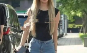 小S携众星亮相二女儿画展，身形消瘦笑容勉强，能否借此走出阴霾？