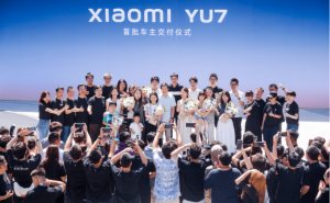 小米YU7首批车主喜提爱车，雷军亲自迎接，现场氛围热烈！