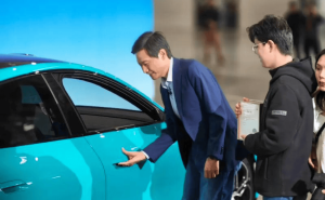 雷军再演躬身交付！小米YU7车主：这仪式感，友商真学不会？