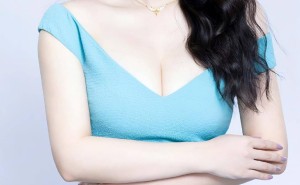 柳岩44岁浅蓝礼裙惊艳亮相，性感与优雅并存展现独特魅力