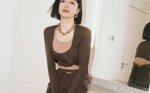 秦岚46岁巧克力套装演绎高级感，穿搭尽显熟龄女性优雅魅力！