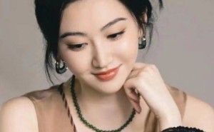 景甜示范：夏日中式极简风，如何穿出高级感？