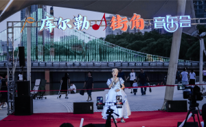 库尔勒街角音乐会：灯火璀璨，歌声悠扬，共绘城市夜生活新图景