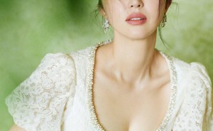 董璇白色蕾丝裙演绎简约高级美，细节之处彰显不凡气质