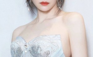 张靓颖41岁再绽光彩，人鱼姬礼服闪耀红毯，岁月难掩时尚魅力
