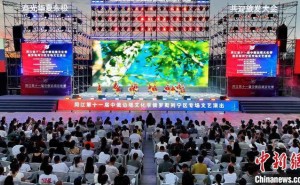 同江“赫哲故里”演绎地道俄罗斯歌舞，边境文化交流绽放新光彩
