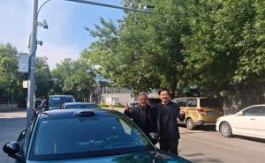 黄仁勋雷军高温下友好会面，黄仁勋皮衣抢镜小米汽车前
