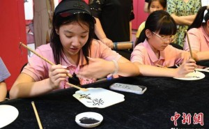 呼和浩特：华裔少年挥毫泼墨，体验书法之美
