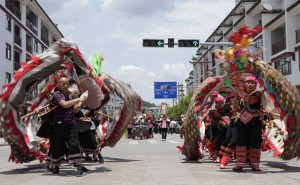 火把节盛况：非遗巡街展演点燃民族文化激情！