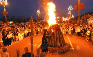 凉山火把节燃爆西昌！24.5万人共舞火光，狂欢不夜城