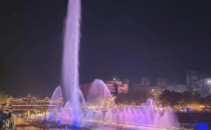 梦幻宣恩夜，火树银花映贡水