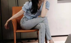 江疏影浅蓝穿搭尽显高挑，随性姿态诠释熟女松弛时尚感