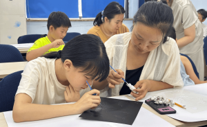 保定高新区：非遗烧箔画进社区，童心共绘传统艺术新篇章