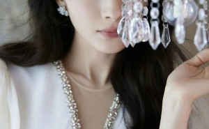 杨幂38岁再封神！白色鱼尾裙演绎优雅性感新高度