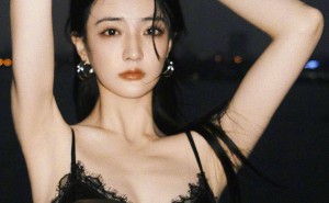 徐璐海边吊带裙大片，曼妙身姿演绎性感与优雅的完美平衡！