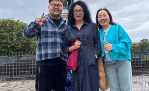 金星巴黎街头牛仔长裙造型，简约中彰显松弛时尚感！
