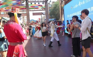 米兰芭蕾与乌鲁木齐舞蹈共舞新疆大巴扎，跨文化“快闪”点燃民族舞蹈节