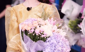 毛晓彤黄白配灵动上线，欧根纱泡泡袖演绎娇小女生的时尚大可爱