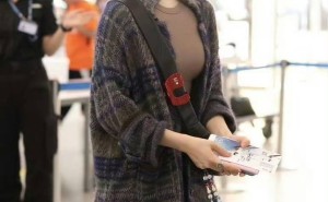 李兰迪机场秀身材，棕色T恤配军绿短裙，时尚蜕变美出新高度！