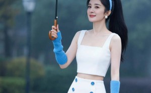 杨幂38岁再证“腰精”本色，白裙兔耳发箍演绎基础款时尚新高度