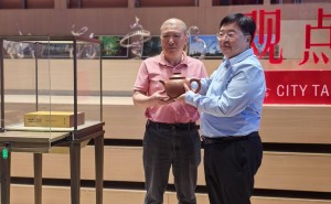 中轴线申遗周年庆典，鲍利安捐赠“中正致和”紫砂壶引关注