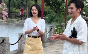 51岁周迅街头新造型，白色T恤配卡其裙，状态好到让人羡慕！