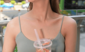 绿吊带瑜伽裤，金发美女简约出行，炸街回头率满分！