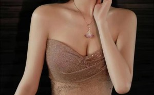 孟子义金色长裙闪耀，无肩带设计尽显直角肩与曼妙身姿