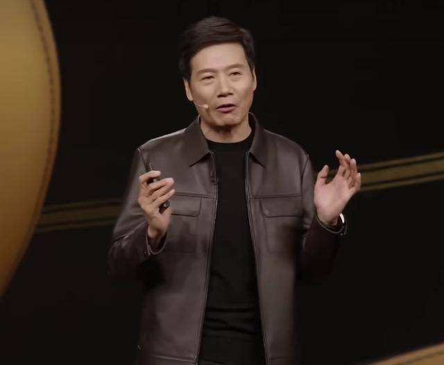 雷军发布会皮衣穿搭