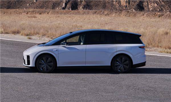 理想汽車i8側面官圖