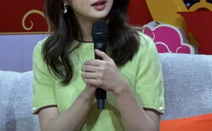 殷桃45岁仍似少女 时尚魅力不减当年