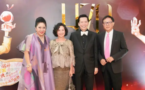 68岁向太穿搭不输年轻人 时尚感爆棚！