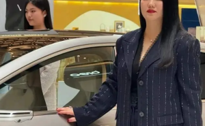 李湘王诗龄四S店提车曝光 名媛风装扮引热议