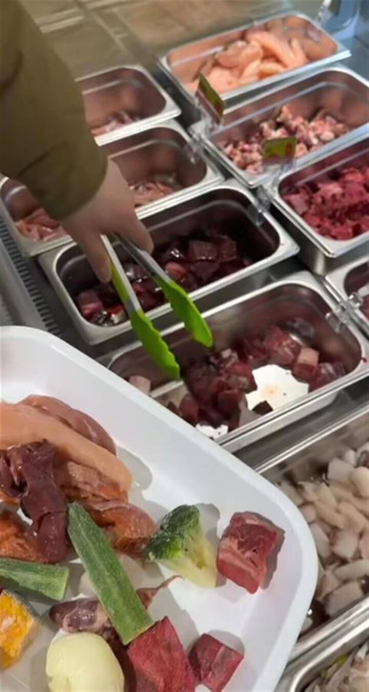 顾客在给宠物挑选餐食