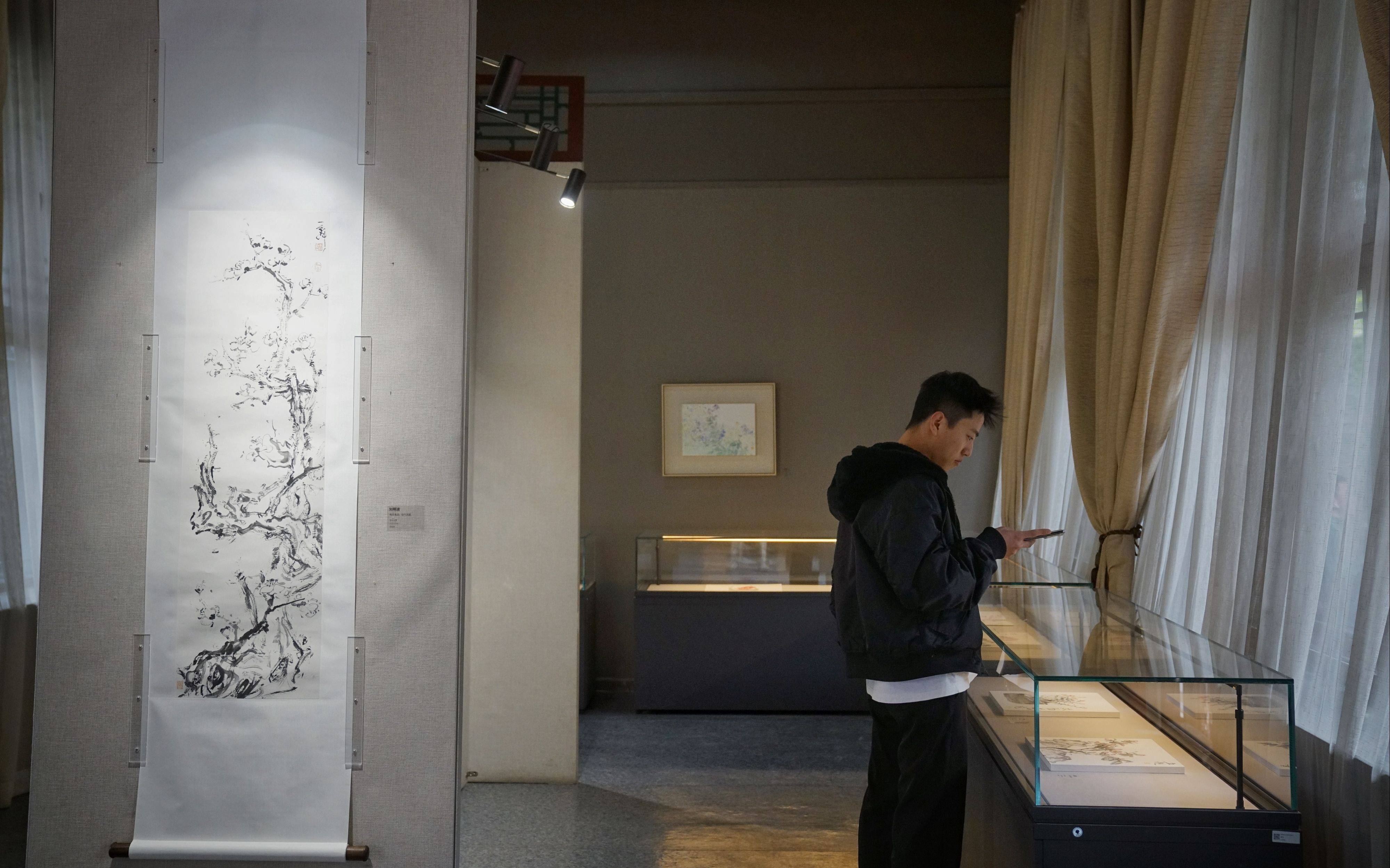 观众参观画展